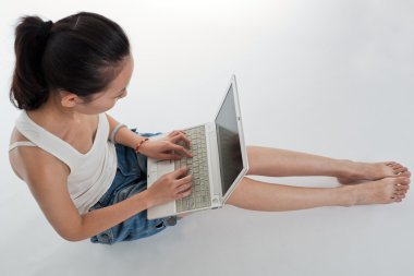 genç bir kadın ve onu dizüstü bilgisayar