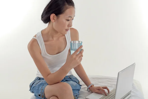 Młoda kobieta i jej laptopa — Zdjęcie stockowe