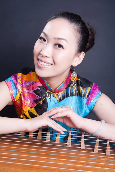 Kız ve Çince müzik aletinin — Stok fotoğraf