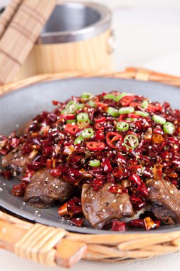 biberli kızarmış kaz kafa