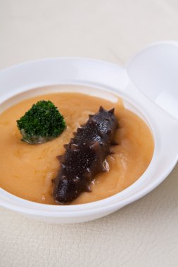 deniz yaratığı ve lezzetli brokoli