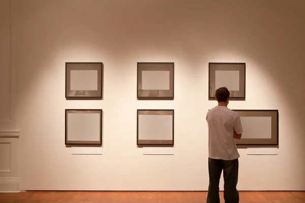 Quadro em branco na galeria de arte — Fotografia de Stock