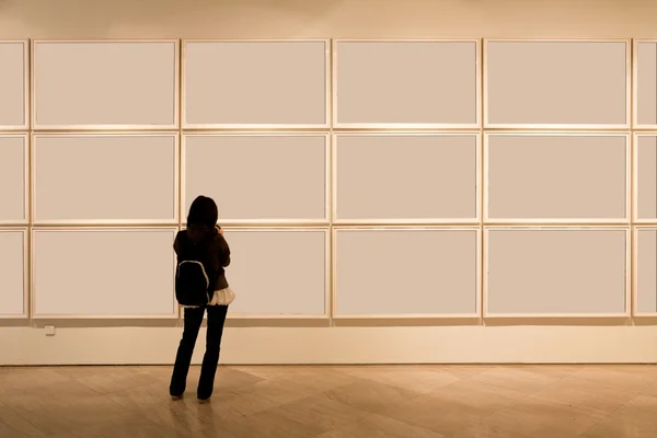 アート ギャラリーでの空白の枠 — ストック写真