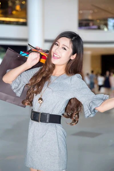 Una giovane donna che fa shopping al centro commerciale — Foto Stock