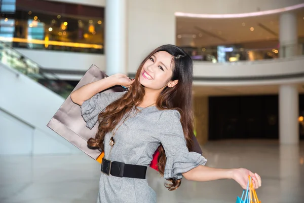 Une jeune femme faisant du shopping dans un centre commercial — Photo