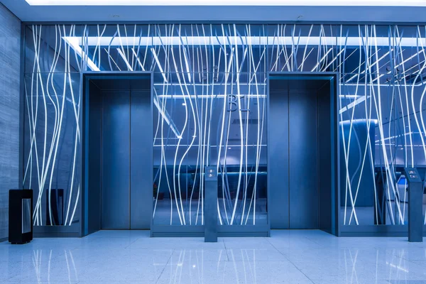 alışveriş merkezine Asansör