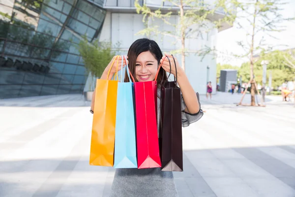 Eccitato donna dello shopping — Foto Stock