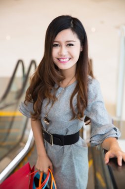 Alışveriş Merkezi içinde güzel bir genç kadın