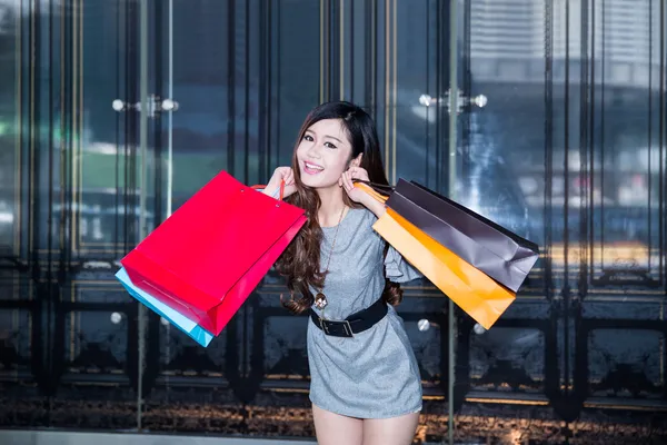 Ung kvinna shopping i köpcentret — Stockfoto