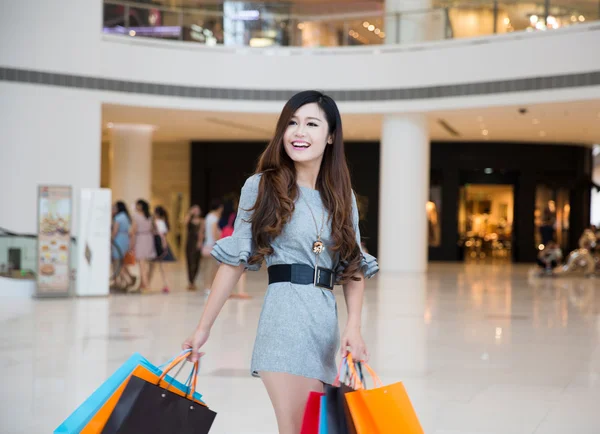 Una giovane donna che fa shopping al centro commerciale — Foto Stock