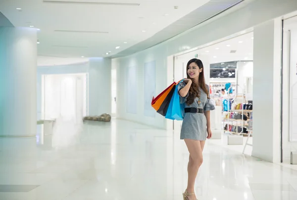 Jeune femme faisant du shopping dans le centre commercial — Photo