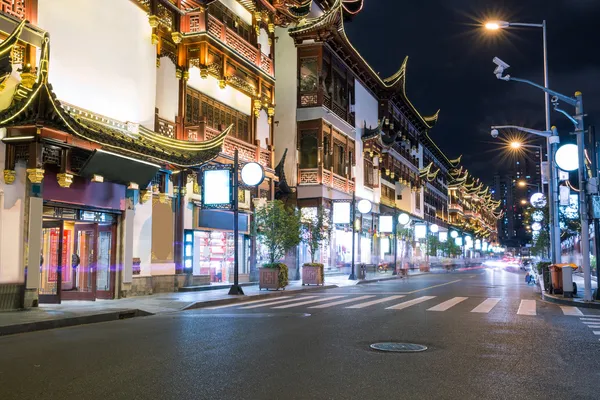 Shanghai paisaje urbano por la noche, jardín yuyuan en shanghai —  Fotos de Stock