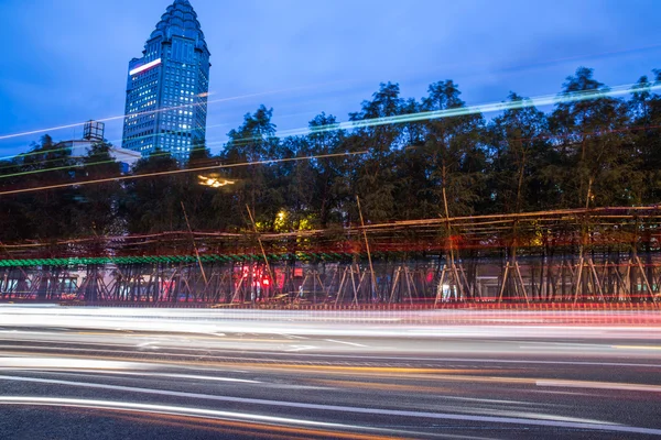 Paisaje nocturno de la ciudad, los senderos de luz del tráfico de la ciudad — Foto de Stock