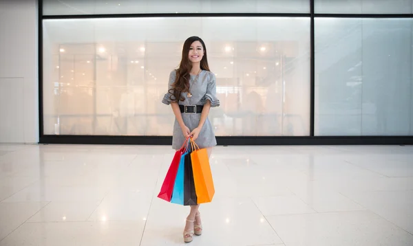 Femme avec sacs à provisions — Photo