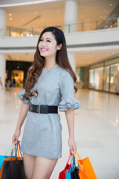 A young woman shopping in mall — Stock Photo, Image