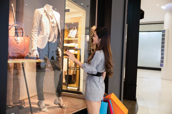 Ung kvinna shopping i köpcentret — Stockfoto