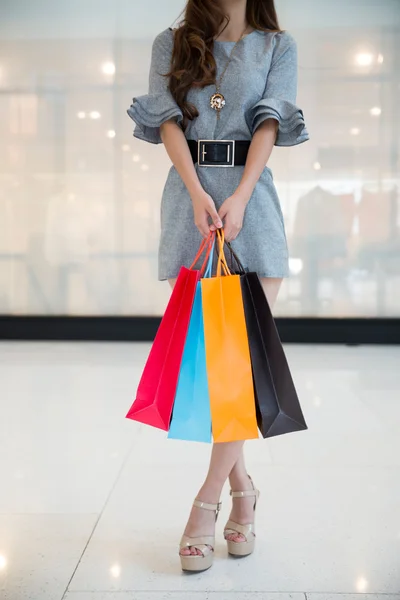 Donna con shopping bags — Foto Stock