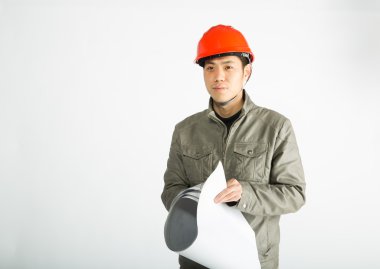 erkek inşaat işçisi ve çizim planları