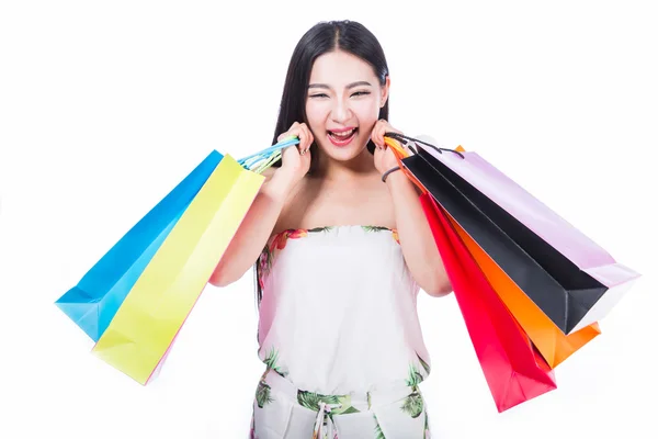 Junge Frau mit Einkaufstaschen vor weißem Hintergrund — Stockfoto