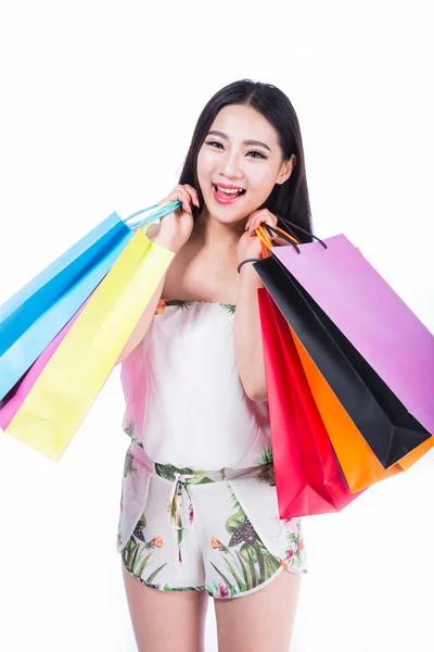 Mujer joven con bolsas de compras sobre fondo blanco — Foto de Stock