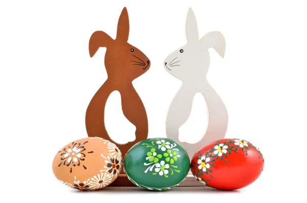 Dos conejitos de Pascua y huevos — Foto de Stock