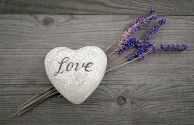 Sevgililer günü. ahşap bir masa üzerinde kalp.