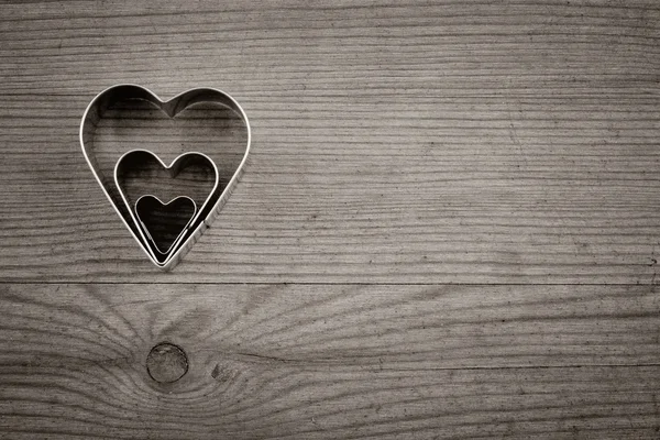 De dag van Valentijnskaarten. hart op een houten tafel. — Stockfoto