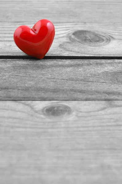 Alla hjärtans dag. hjärtat på ett träbord. — Stockfoto