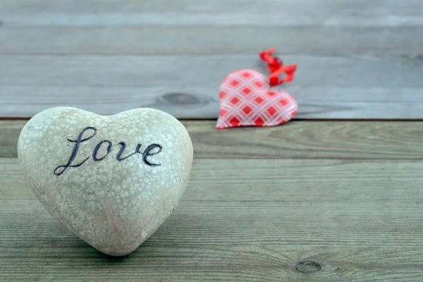 Día de San Valentín. Corazón sobre una mesa de madera . —  Fotos de Stock