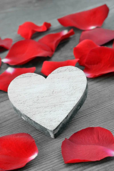 Valentines Day. Heart on a wooden table. — Stock Photo, Image