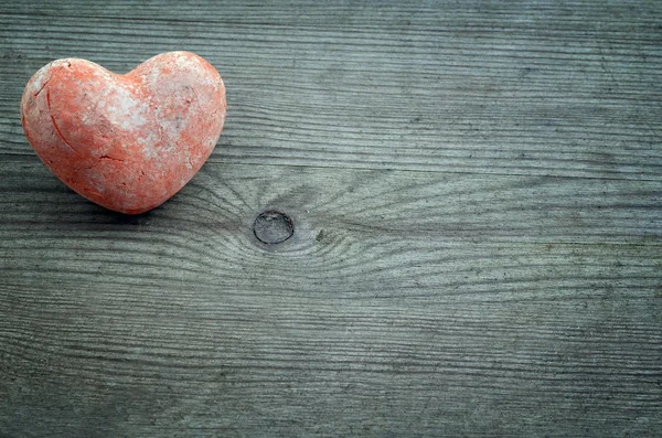 Valentines den. srdce na dřevěný stůl. — Stock fotografie