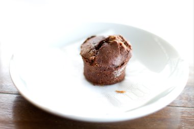 Çikolatalı muffin yakın up (alan sığ derinlik)