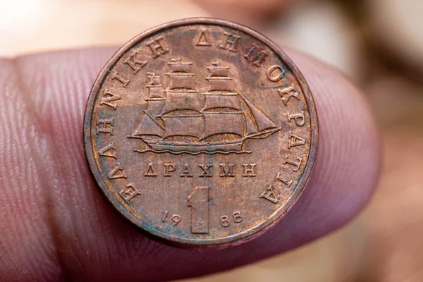 Dracmas la antigua moneda griega en el dedo humano (macro disparo ) — Foto de Stock