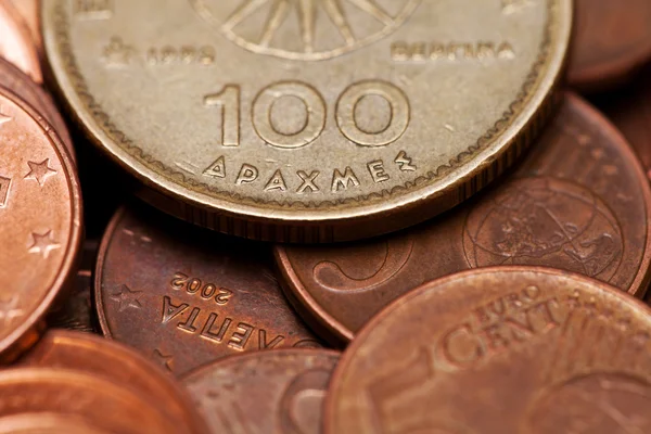 Cien, dracmas, moneda griega antigua entre monedas de euro (macro shot ) —  Fotos de Stock