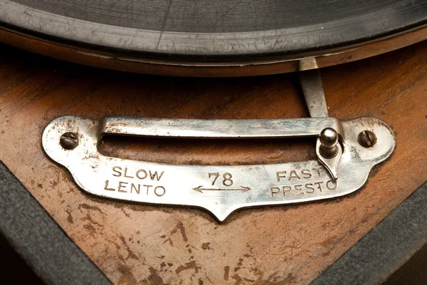 El tiempo es relevante... Detalle de un viejo gramófono —  Fotos de Stock
