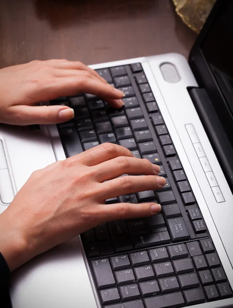 Primer plano de las manos femeninas escribiendo en el teclado del ordenador portátil —  Fotos de Stock