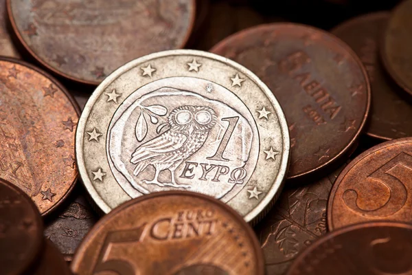 Moneda griega de un euro entre monedas de cinco centavos — Foto de Stock