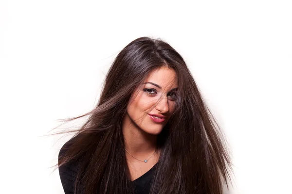 Mujer joven confiada con el pelo largo posando — Foto de Stock