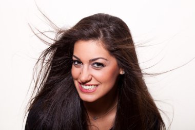 Gülümse. uzun saçlı poz ile kendine güvenen genç kadın