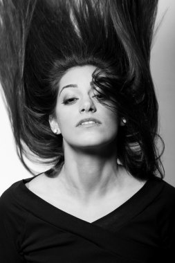 gözleri siyah beyaz duygusallık değil