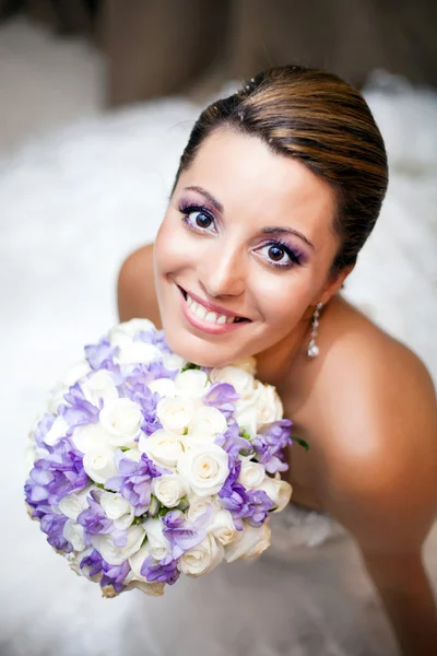 mutlu gelin holding çiçekler