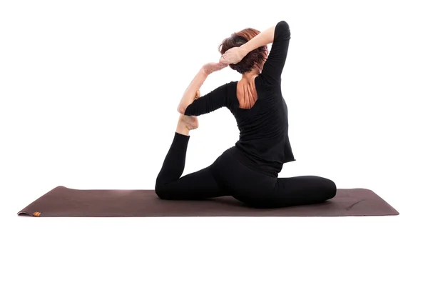 Mujer realizando ejercicios de yoga —  Fotos de Stock