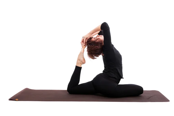 Kvinna som utför yogaövningar — Stockfoto