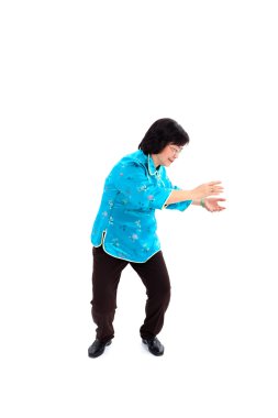 Çinli kadın tai chi gerçekleştirir