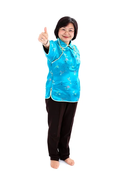 Chinese vrouw duimschroef opwaarts, volledige lichaam op witte achtergrond — Stockfoto