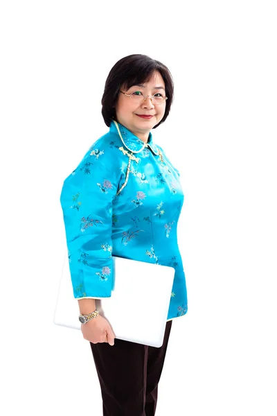 Donna cinese in possesso di un computer portatile — Foto Stock
