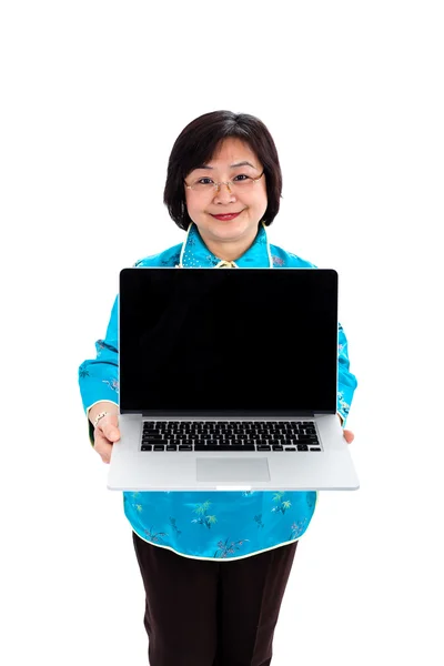 Chinese vrouw met een laptop — Stockfoto