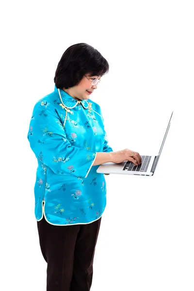 Donna cinese utilizzando un computer portatile — Foto Stock
