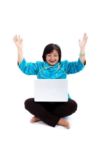 Chinesin mit Laptop sieht sehr aufgeregt aus — Stockfoto