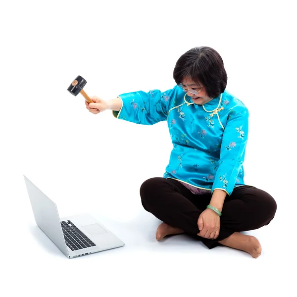 Mulher chinesa pronta para destruir laptop com hummer — Fotografia de Stock